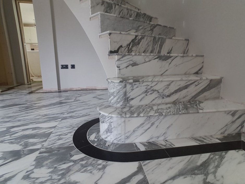 Ступени из мрамора Bianco Carrara Statuarietto