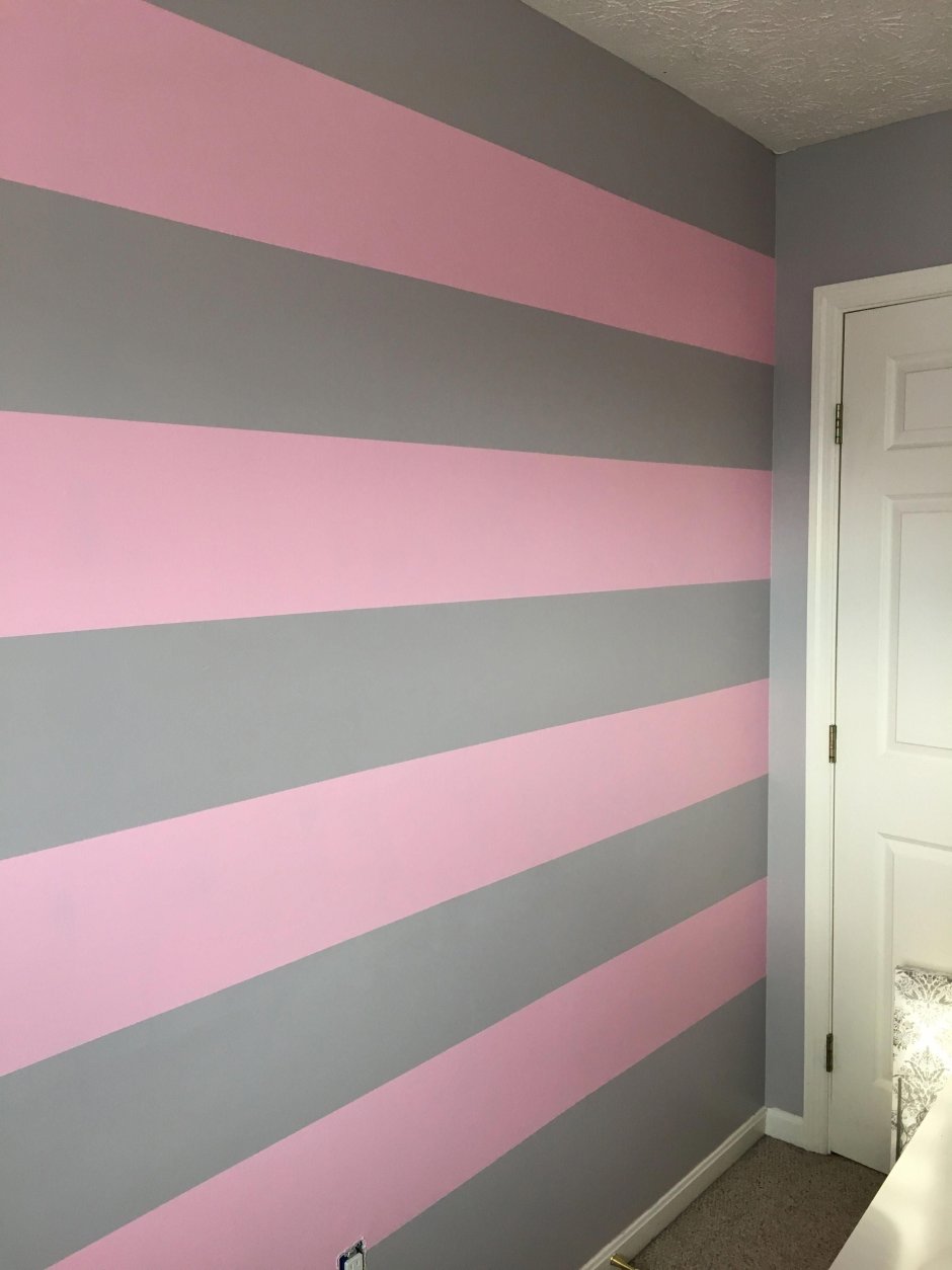 Стена покрашена в розовый