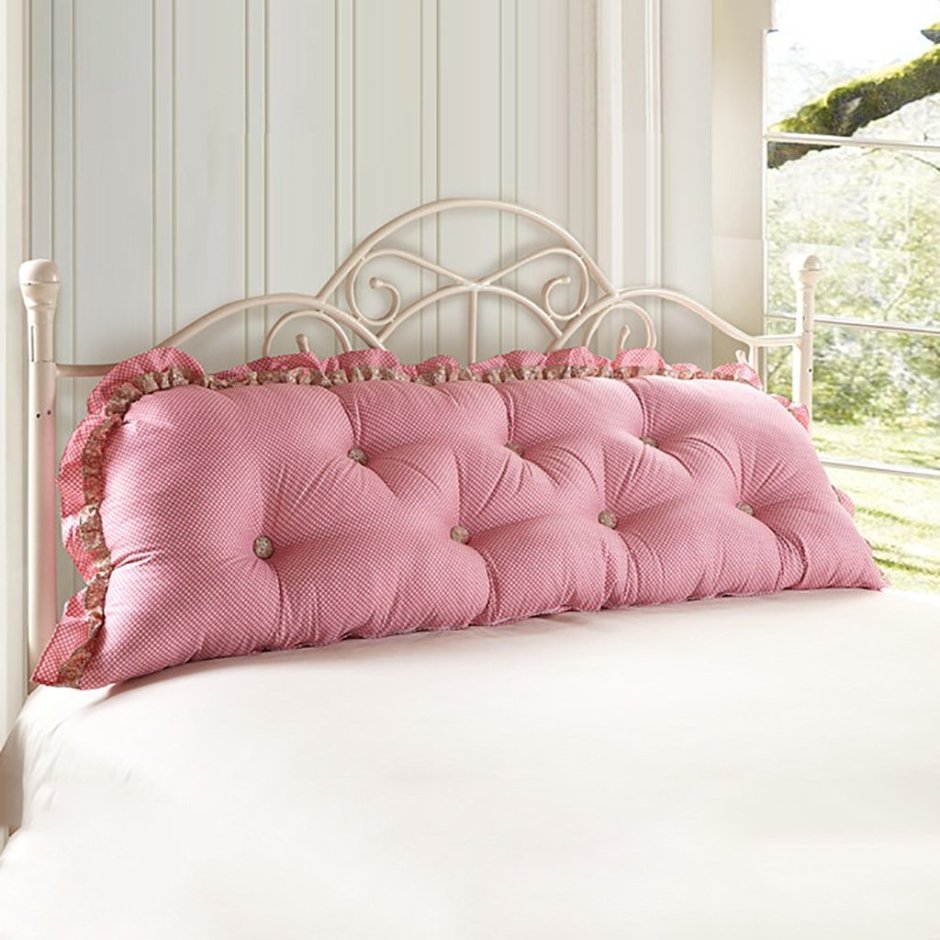 Декоративные подушки на изголовье кровати
