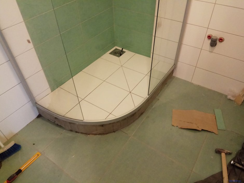 Подиум для душевой кабины из плитки