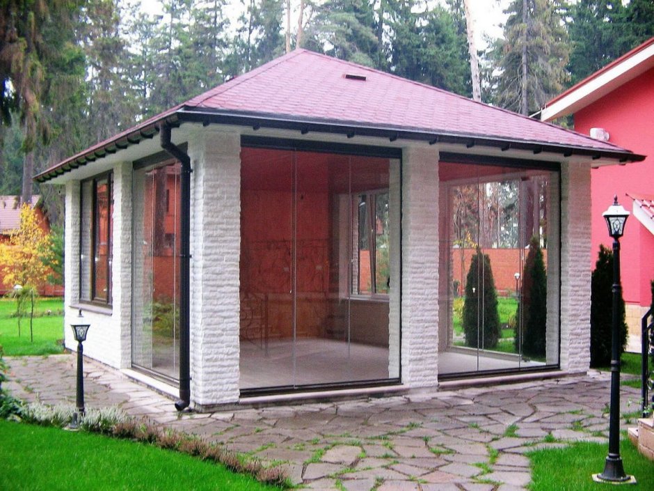 Кирпичная беседка с остеклением
