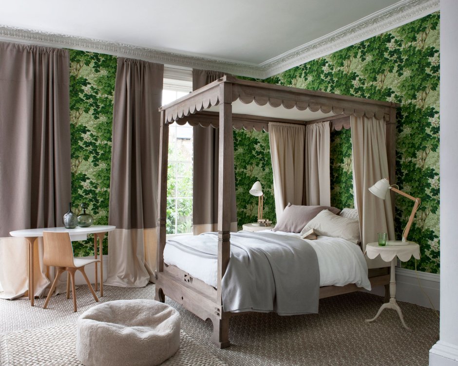 Зеленая спальня с балдахином