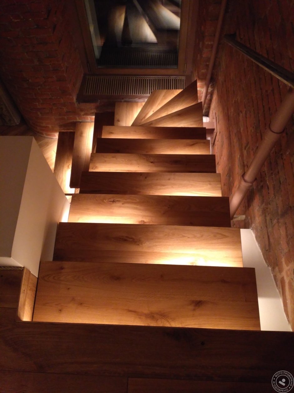 Деревянная лестница с подсветкой ступеней