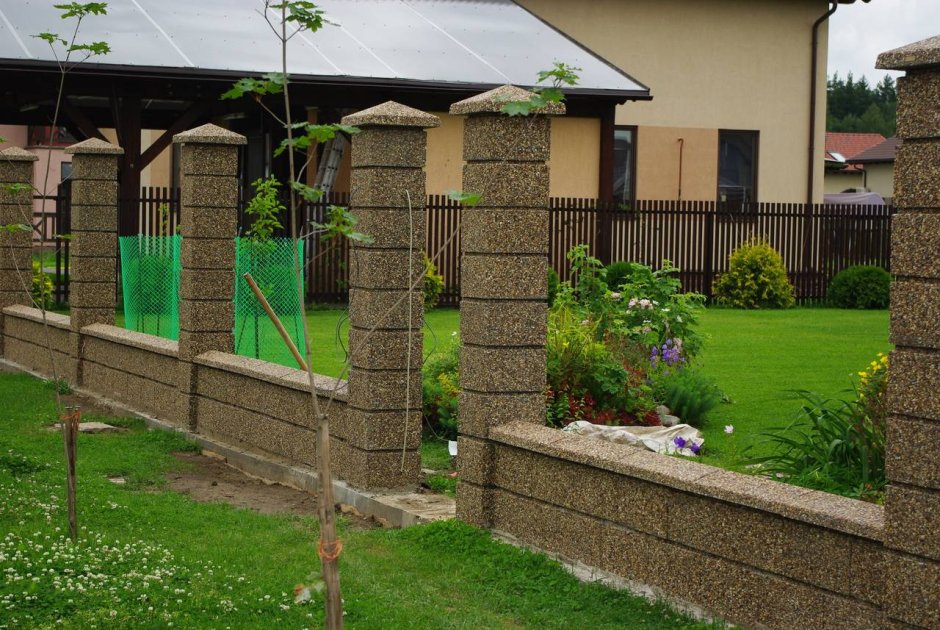 Красивый забор для загородного дома