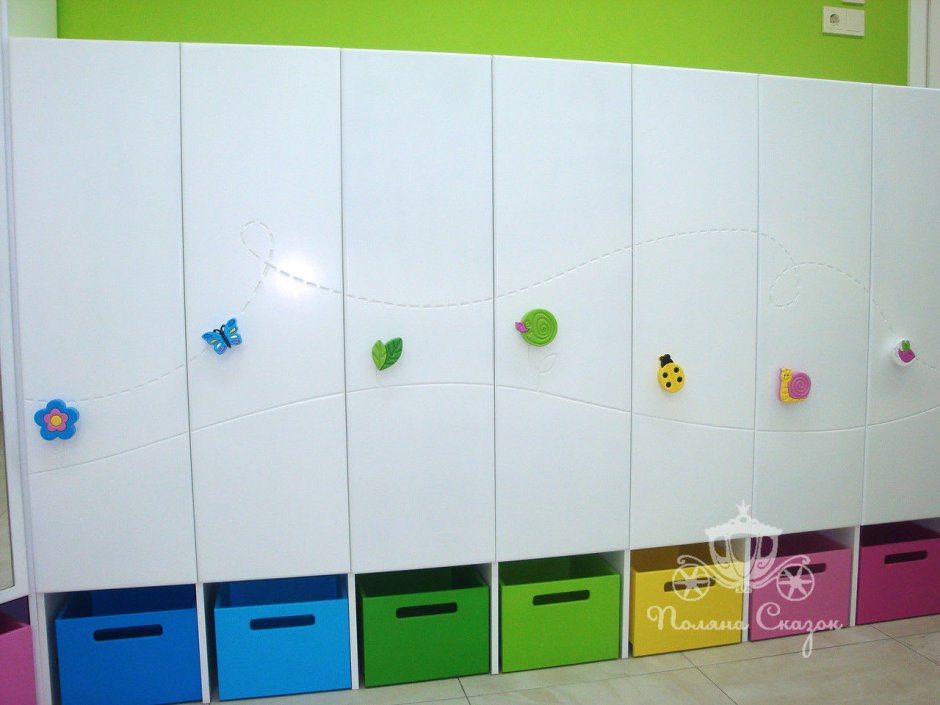 Разноцветные шкафчики в детском саду