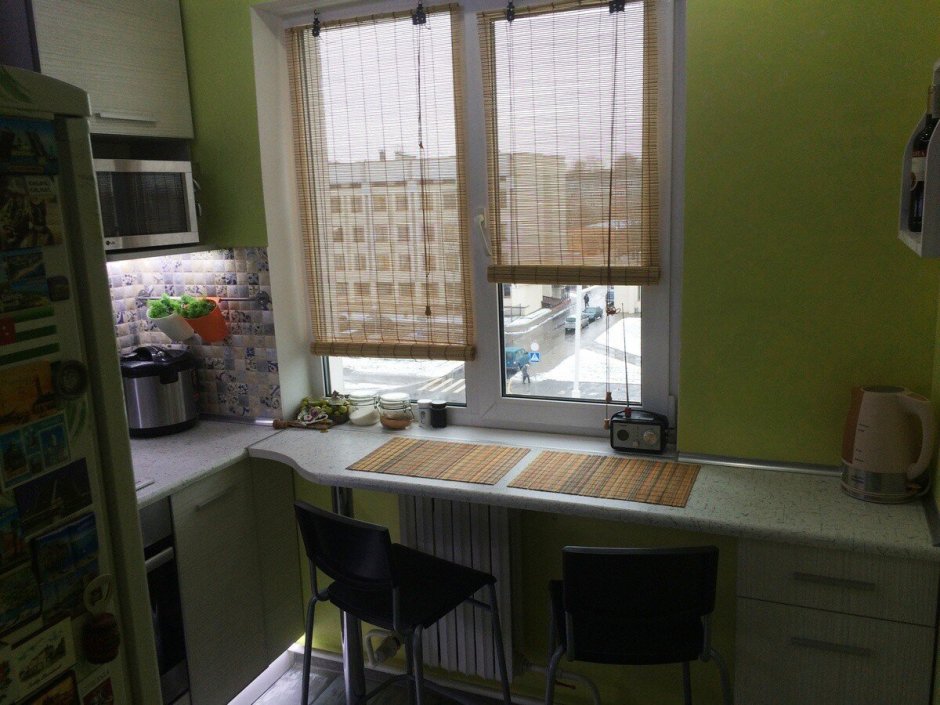 Маленькая кухня с подоконником столешницей