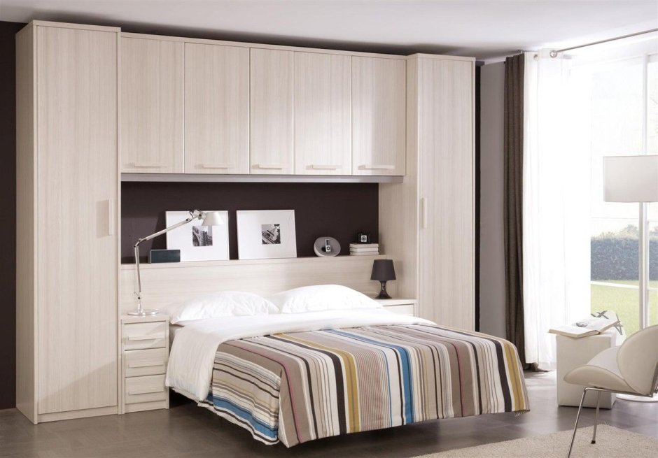 Спальня со шкафом в изголовье