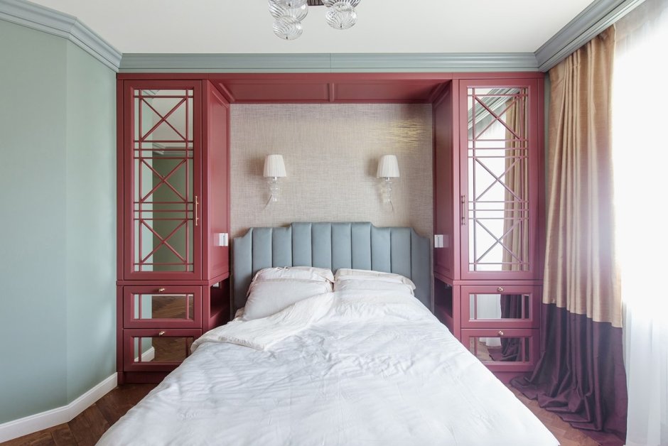 Кровать между шкафами в спальне