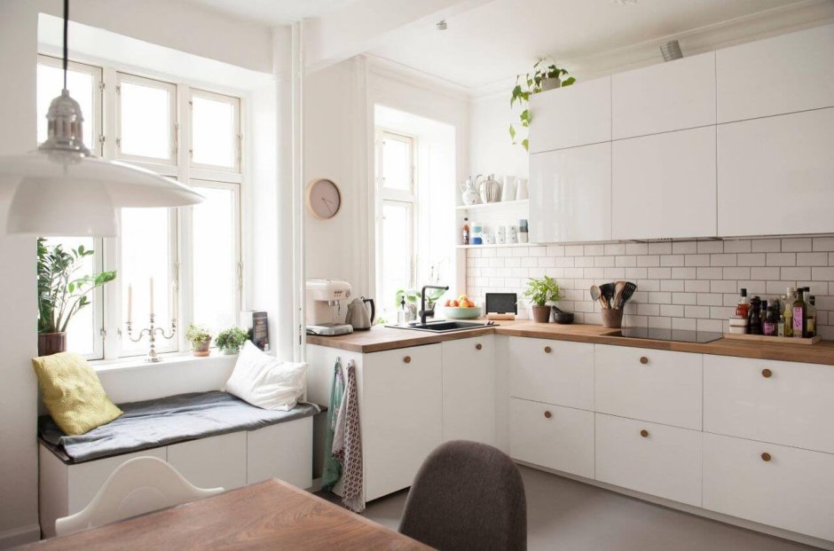 Кухня в скандинавском стиле с мойкой у окна