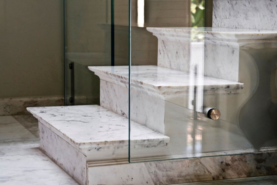 Ступени из мрамора Bianco Carrara Statuarietto
