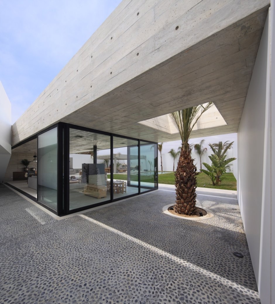 Современный дом из стекла и бетона