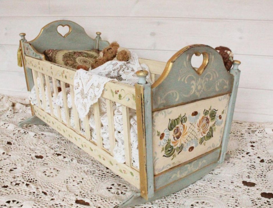 Старинные детские кроватки