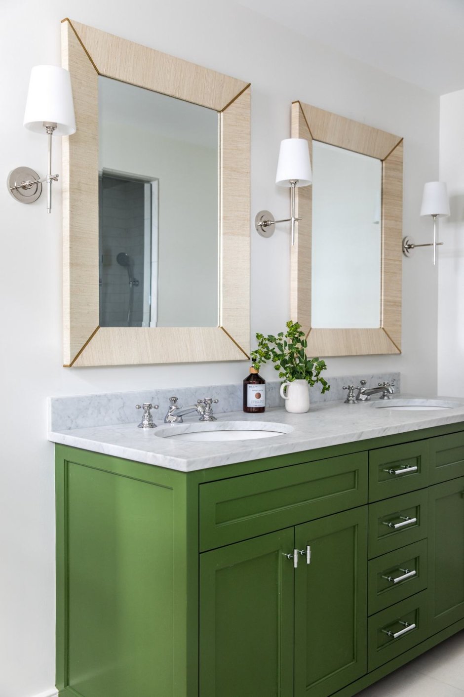 Белые шкафы комоды в ванной Bathroom anyroom Portland