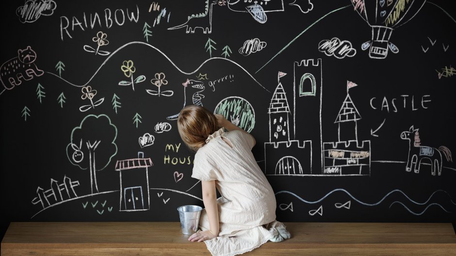 Рисунок цветными мелками на доске