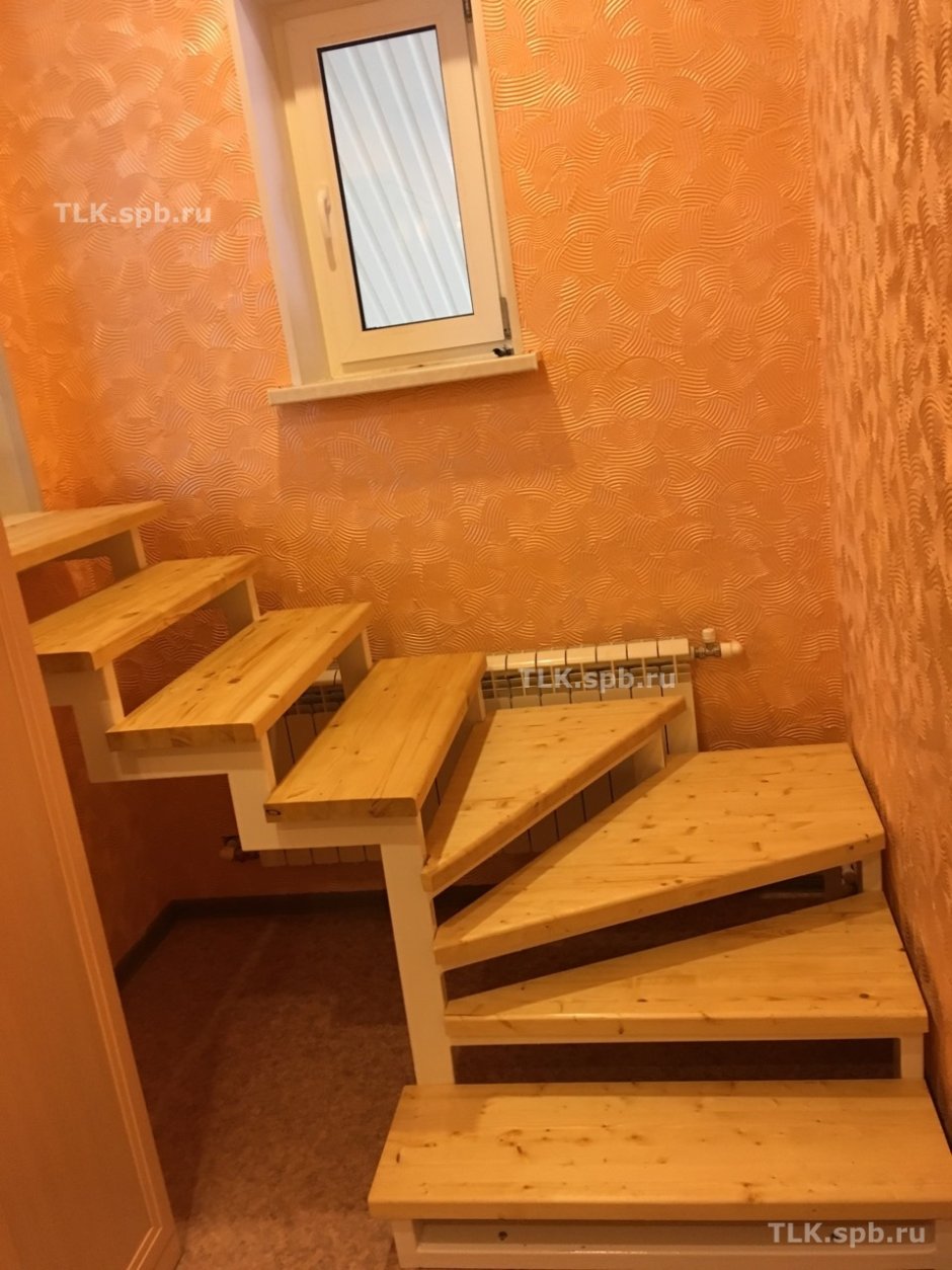 Лестница на второй этаж деревянная с забежными ступенями