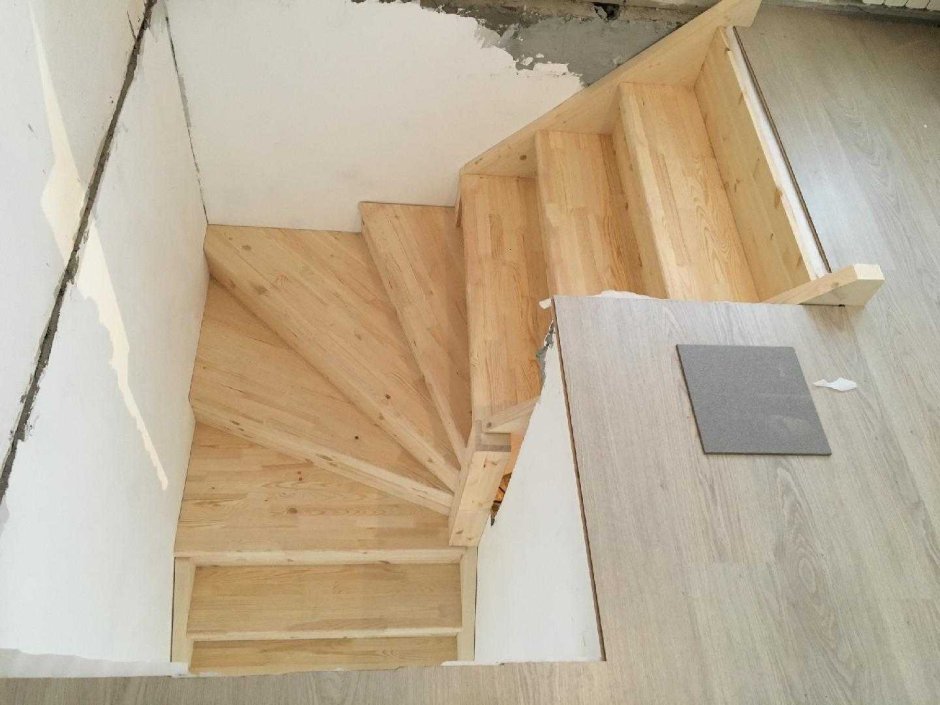 Крепёж лестницы на второй этаж