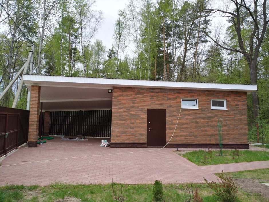 Кирпичный сарай с навесом