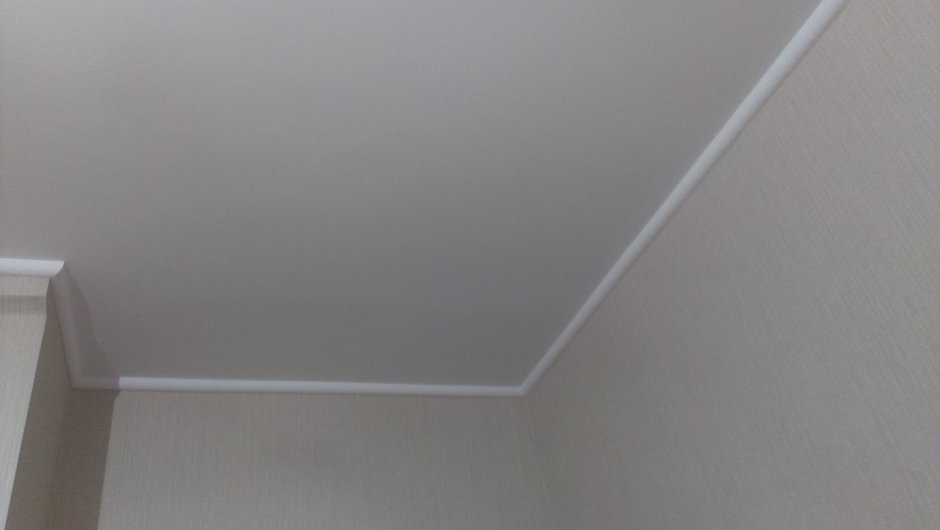 Стык потолка и стены без плинтуса
