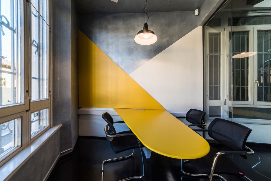 Желтый интерьер офис