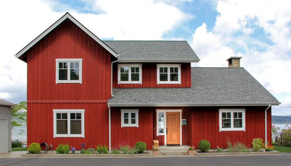 Красный дом с серой крышей