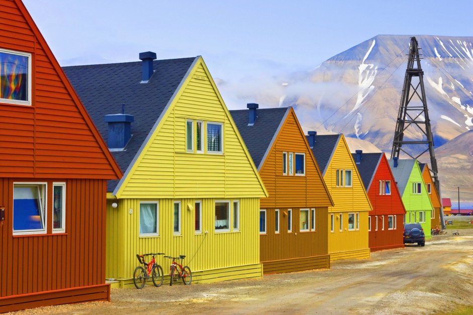 Разноцветный домик деревянный