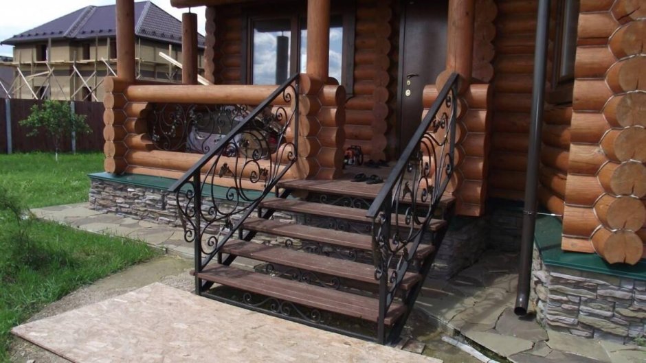 Лестница входная в дом деревянная