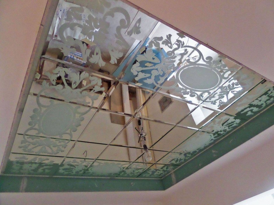 Зеркальное панно на потолок
