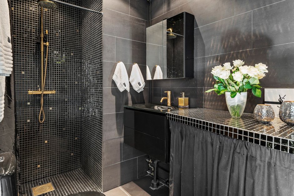 Ванная комната в черно золотом цвете