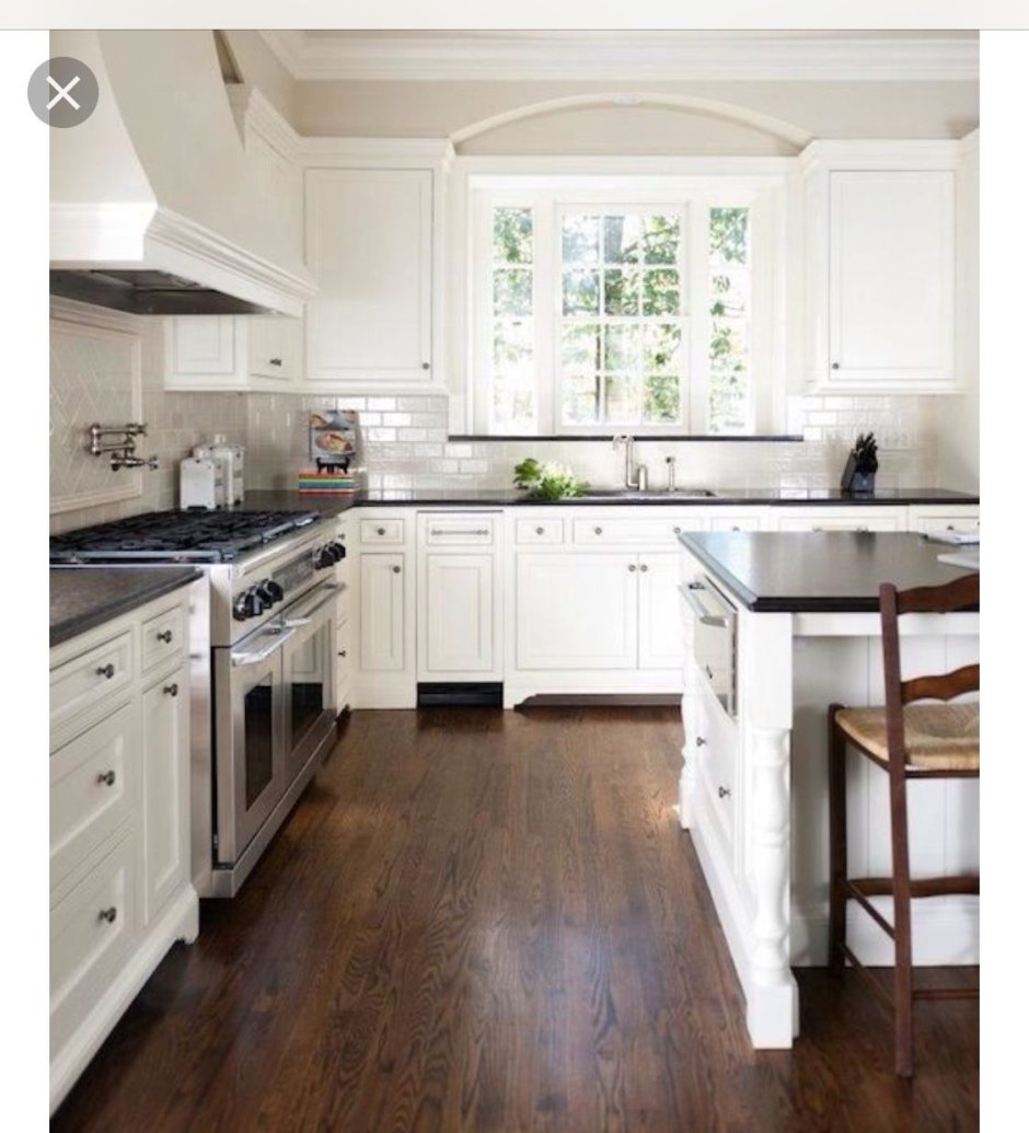 Белая кухня коричневый пол