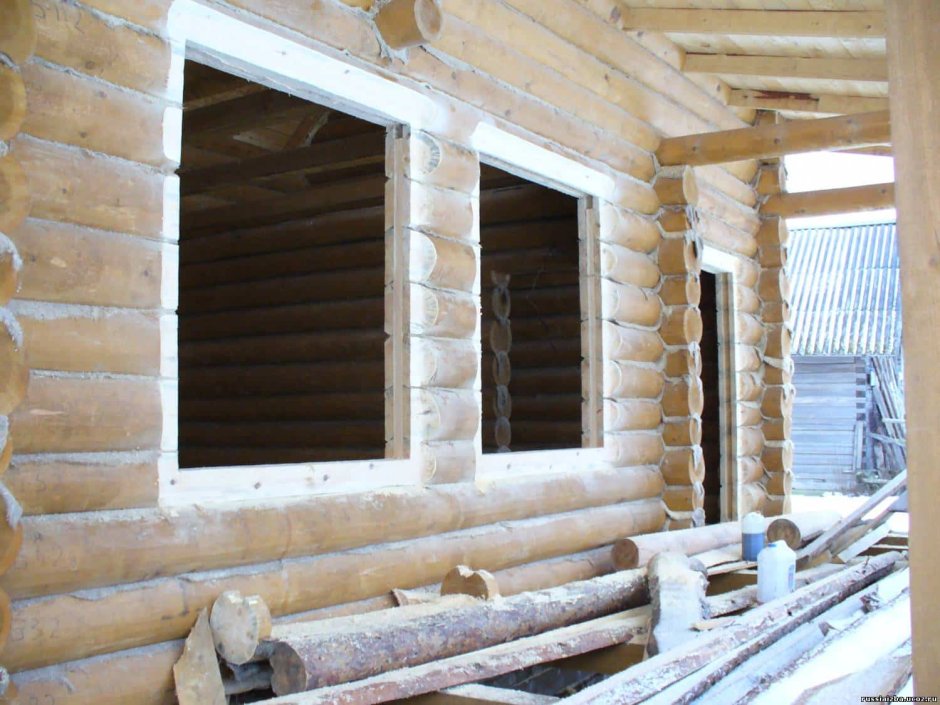 Пластиковые окна в деревянном доме из бревна