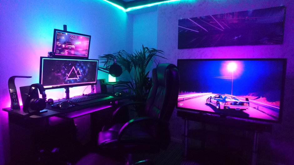Фиолетовая комната геймера
