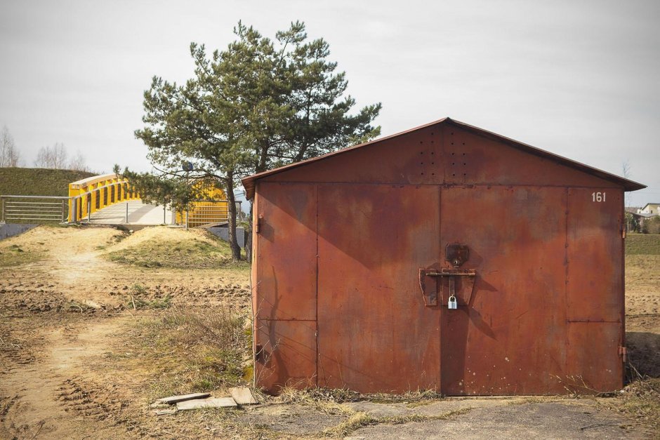 Старый металлический гараж