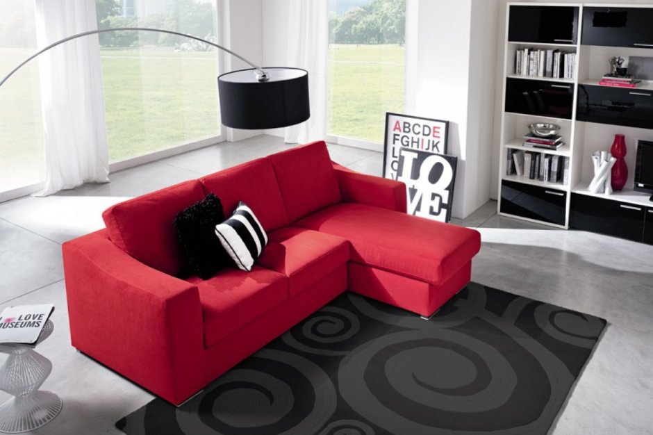 Красный диван в современном стиле