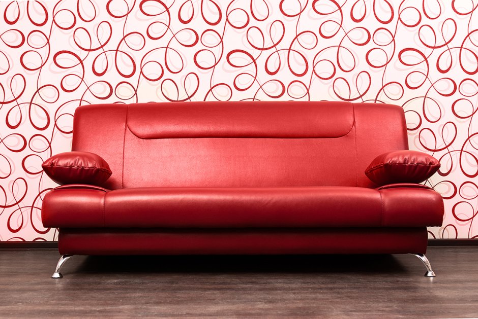 Интерьер красный диван в анфас