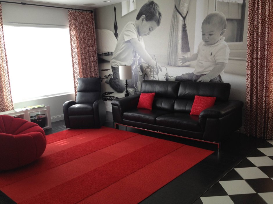 Красный диван в черно белой комнате