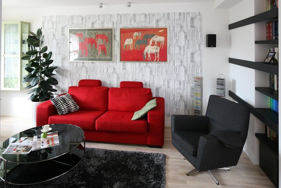 Комната с красным диваном
