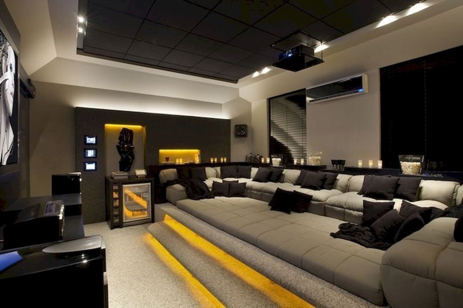 Домашний кинотеатр с большим диваном