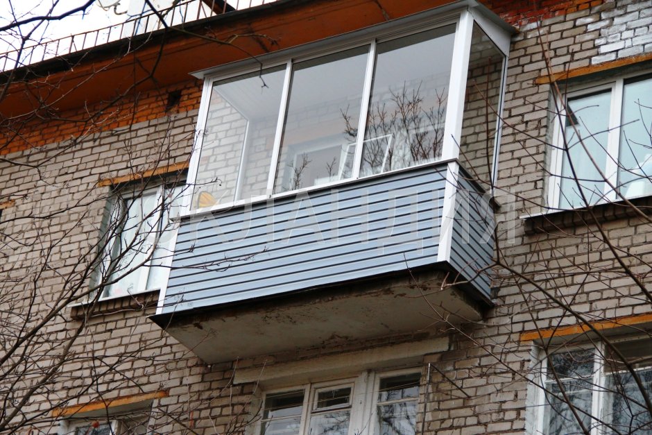 Остекление балкона на последнем этаже
