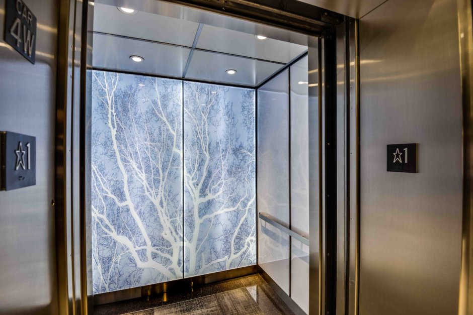 Двери лифта со стеклом
