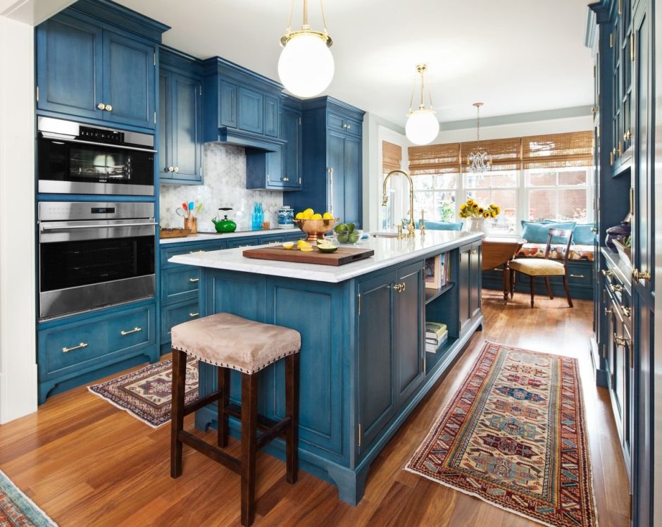 Кухня синего цвета в загородном доме