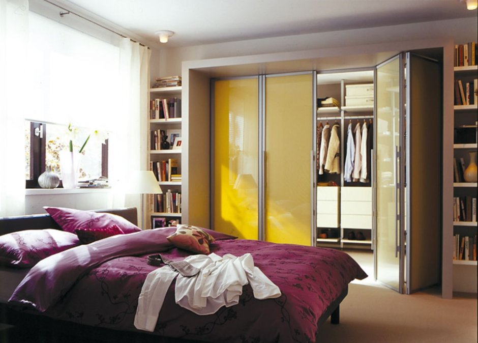 Спальня с гардеробной у окна