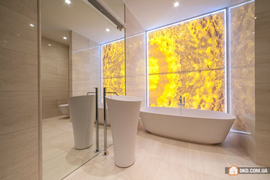 Оникс с подсветкой в ванной