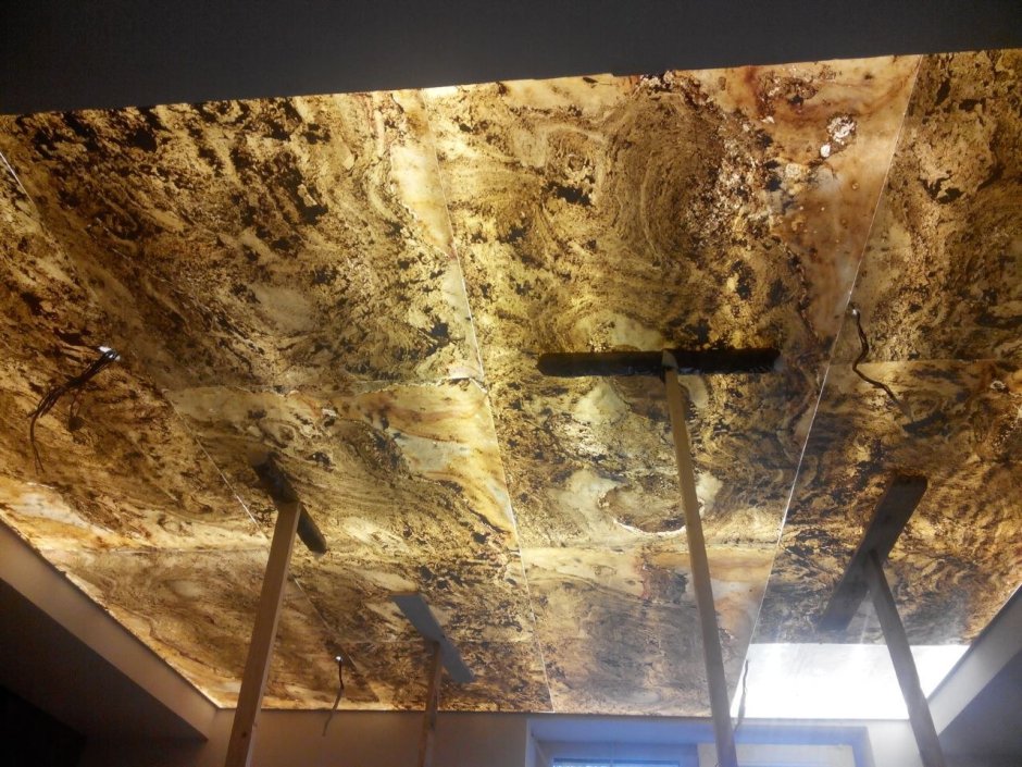 Каменный шпон с подсветкой на потолок