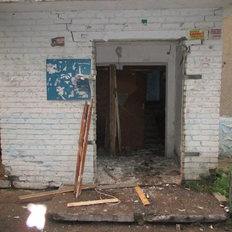 Дверь в подъезд