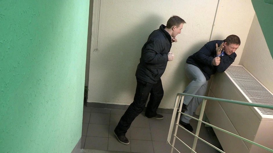 Драка мужиков в подъезде