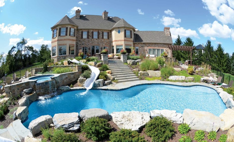 Большой дом с бассейном и садом и гаражом