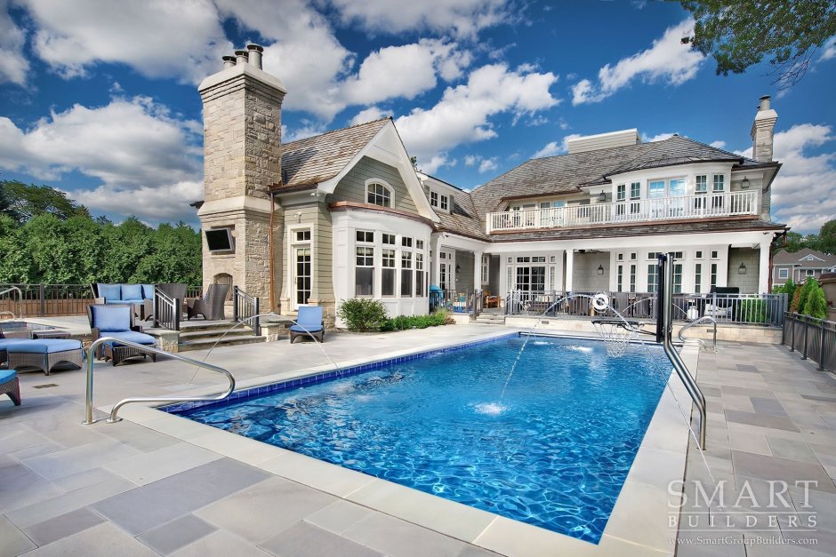 Огромный дом с бассейном