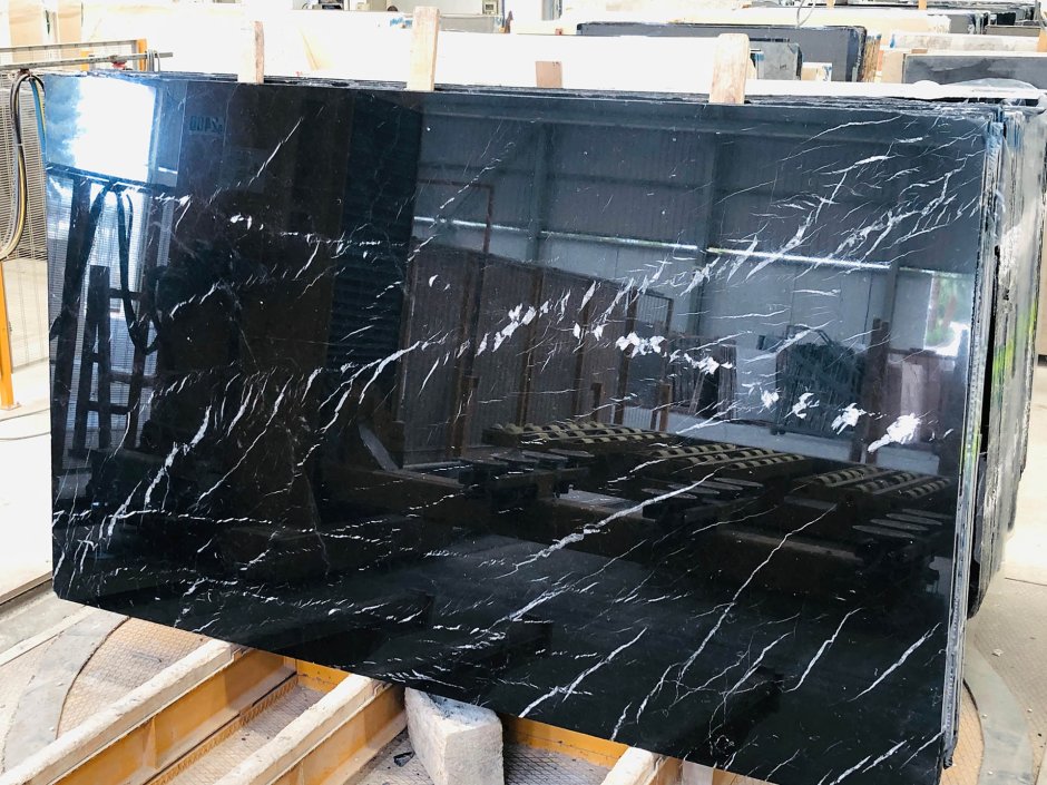 Мрамор Неро Маркина слэб