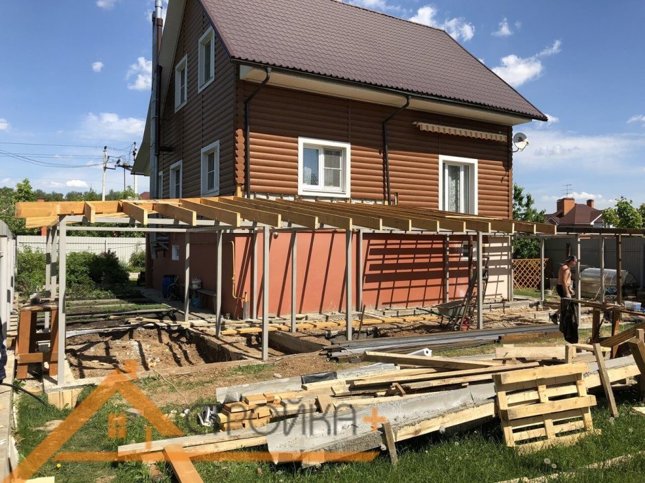 Кирпичный пристрой к бревенчатому дому