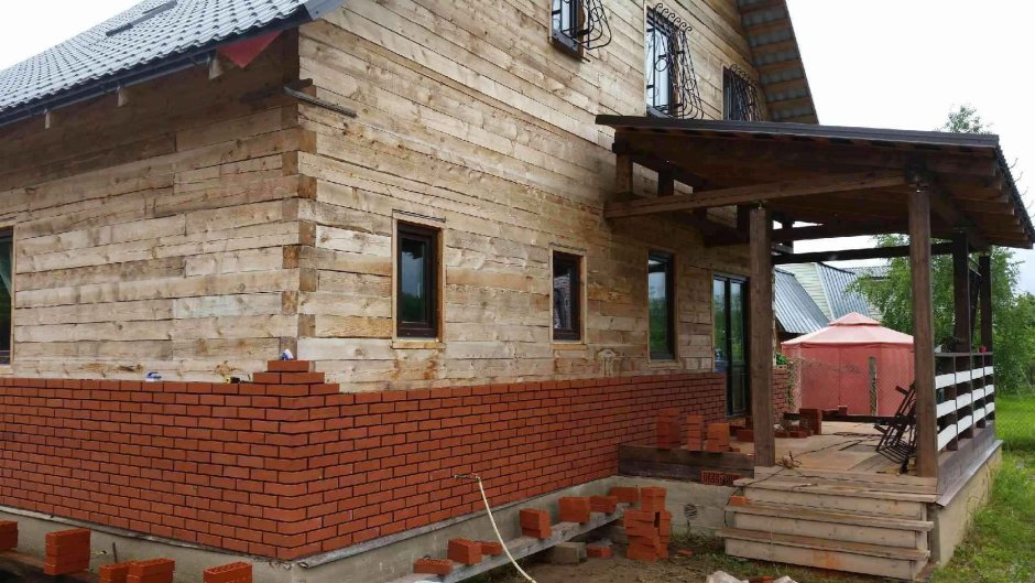 Деревянный дом обходить кирпичом